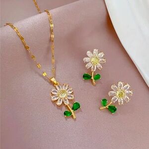 NWOT - Daisy Blossom Gold and Green Necklace Set